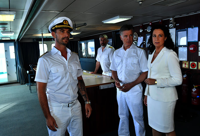 Kapitän Max (Florian Silbereisen), Hanna (Barbara Wussow) und Dr. Sander (Nick Wilder) stehen an Deck des Schiffs. Bild: Sender / ZDF / Dirk Bartling. 