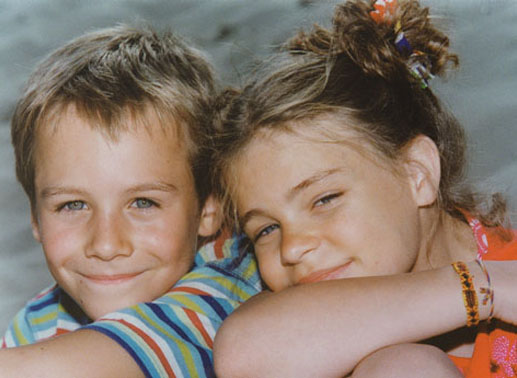  P&uuml;nktchen (Elea Geissler) und Anton (Max Felder) sind unzertrennliche Freunde. Bild: Sender