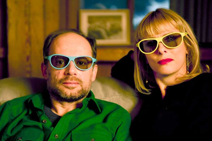 Marcs Schwester Marianne (Karin Viard) hat ein Verhältnis mit dessen Vorgesetztem Richard (Denis Podalydes). Bild: Sender / Jérume Prébois
