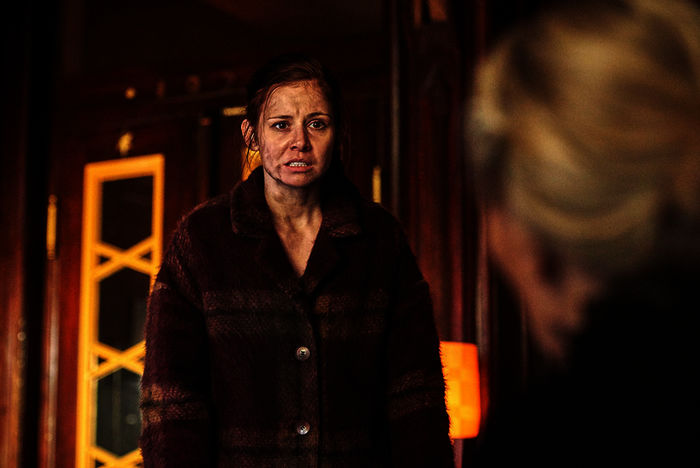 Als Nicola Wagner (Josefine Preuß) mit neuen Beweisen für ihre Unschuld aus der Silbermine zurückkehrt, wird sie immer noch von Zita Urban (Marie Anne Fliegel) attackiert. Bild: Sender / ZDF / Reiner Bajo