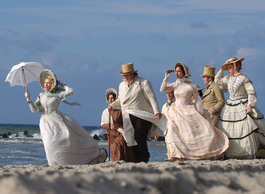 Die feine Lübecker Gesellschaft, angeführt von Senatorin Möllendorpf (Sunnyi Melles, li.) und ihrem Gatten Senator James (Josef Ostendorf, 3.v.l.), beäugt am Strand von Travemünde misstrauisch Tonys Affäre mit Morten Schwarzkopf. Bild: Sender