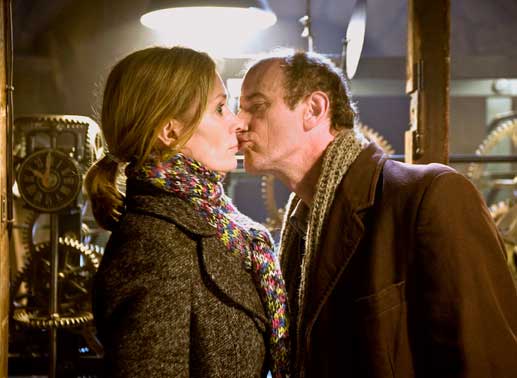 Rudolf (Johannes Herrschmann) und Karina (Katja Weitzenb&ouml;ck) verlieben sich wider Willen ineinander. Bild: Sender / Britta Krehl 