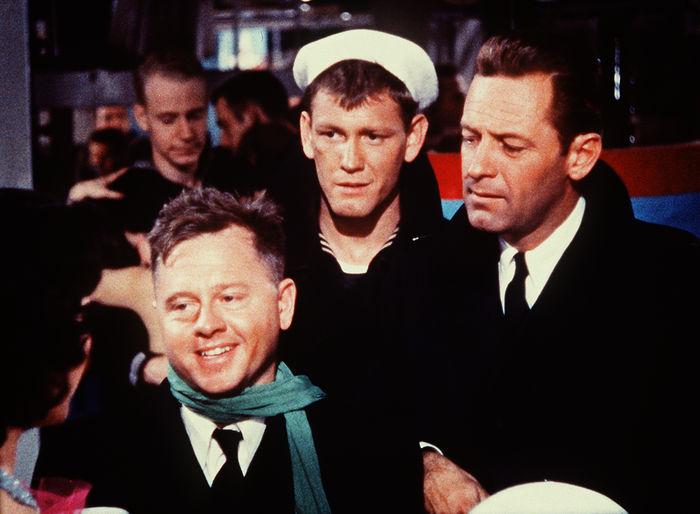 Hubschrauber-Pilot Mike Forney (Mickey Rooney) und Lt. Harry Brubaker (William Holden). Bild: Sender / Paramount