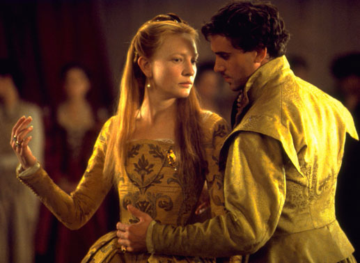 Elizabeth I. (Cate Blanchett, li.) und Robert Dudley (Joseph Fiennes, re.) fühlen sich sehr zueinander hingezogen. Bild: Sender