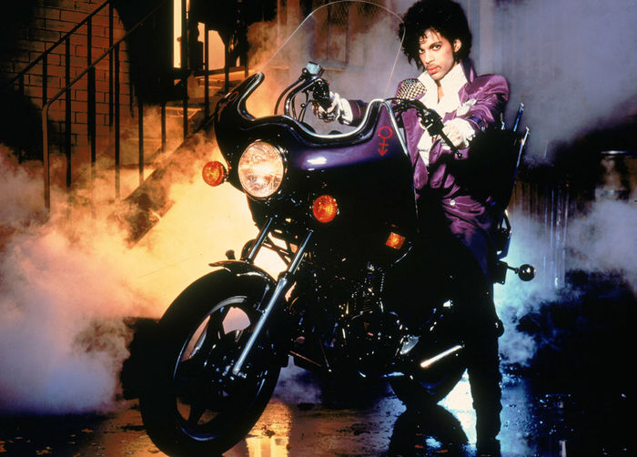In der glitzernden Nachtclub-Welt ist The Kid (Prince) in seinem Element. Bild: Sender / Warner Bros.