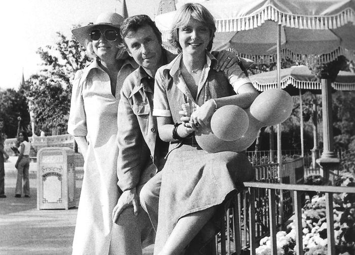 Peter Alexander mit Ehefrau Hilde und Tochter Susi in Disneyworld (1976). Bild: Sender / Melodie Privatstiftung