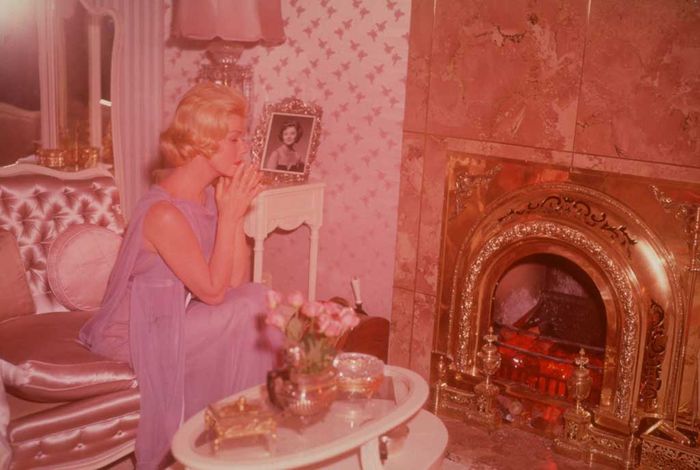 Die in London verheiratete Amerikanerin Kit Preston (Doris Day) hat Angst vor den telefonischen Morddrohungen.Bild: Sender / Robert Willoughby