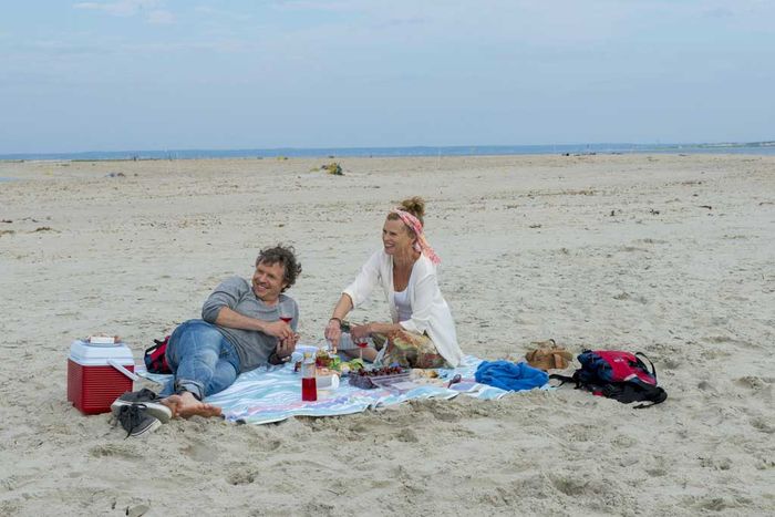 Ann-Margret (Leslie Malton) und Robert Leary (Daniel Aichinger) kommen sich bei einem Picknick näher. Bild: Sender / Rick Friedman