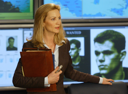Die CIA-Einsatzleiterin Pamela Landy (Joan Allen) fandet nach Jason Bourne (Matt Damon), den sie für einen Mörder hält. Bild: Sender