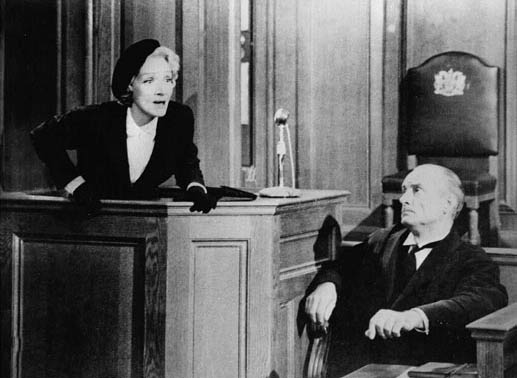 Ihr eigener Mann ist des Mordes angeklagt - doch Christine Vole (Marlene Dietrich), die vorgibt, ihn über alles zu lieben, wird zur Zeugin der Anklage. Bild: Sender