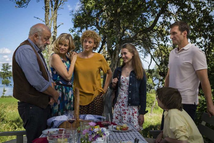Eva (Gesine Cukrowski), Mann Carl (Siegfried Terpoorten) und Sohn Nils (Michelangelo Fortuzzi), ihr Vater Sven (Leonard Lansink), ihre Freundin Mathilda (Anna Schäfer) mit Tochter Pia (Anna Raschdorf). Bild: Sender / Arvid Uhlig