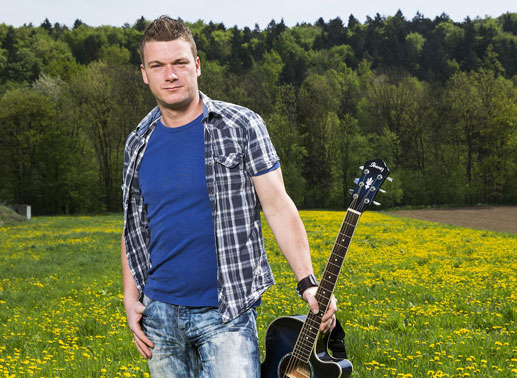 Peter – der musikalische Wildzüchter aus der Steiermark: In seiner Freizeit ist er Sänger und Gitarrist des Trios „Die Fahrenbacher“. Seine Zukünftige sollte treu, verständnisvoll und lustig sein, und für sein größtes Hobby, die Musik und die damit verbundenen Auftritte, muss sie unbedingt Verständnis mitbringen. Bild: Sender