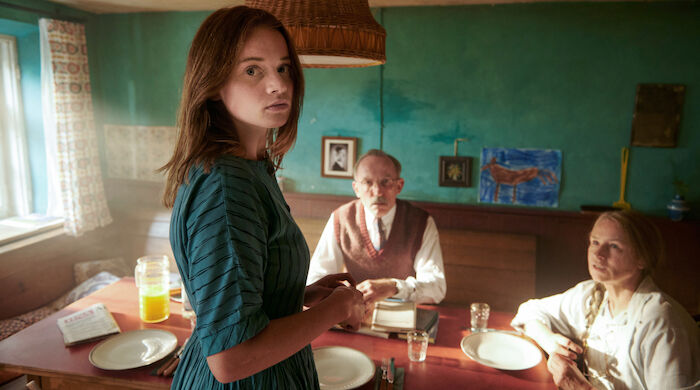 Was man von hier aus sehen kann: Luise (Luna Wedler) weiß, wie jeder im Dorf, dass der Optiker (Karl Markovics) in ihre Großmutter Selma (Corinna Harfouch) verliebt ist. Bild: Sender / ARD Degeto Film / Claussen + Putz Filmproduktion Gmbh / Studiocanal GmbH /Walter Wehner