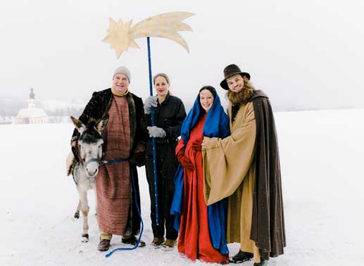  Karl (Friedrich von Thun), Anna (Sophie von Kessel), Miriam (Anneke Schwabe), Stefan (Frederic Linkemann). Bild: Sender /  Christian Hartmann