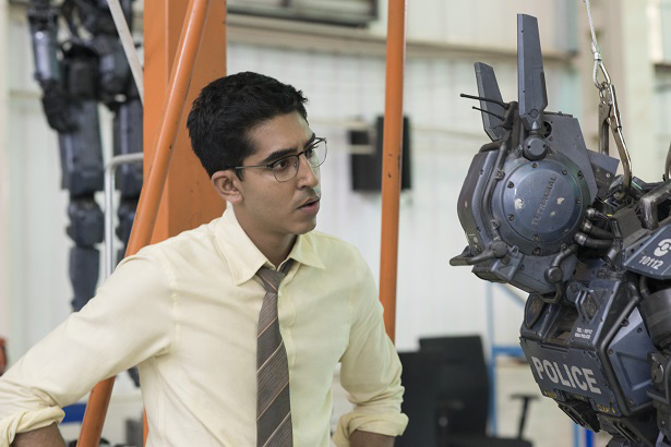 Sharlto Copley und Dev Patel in „Chappie“. Bild: Sender/CTMG