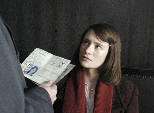 Robert Mohr prüft den Ausweis von Sophie Scholl (Julia Jentsch). Bild: Sender