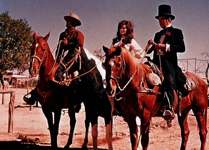 Mit einer List gelingt es dem Revolverhelden Mace Bishop (James Stewart) seinen Bruder Dee (Dean Martin,) aus dem Gefängnis zu befreien. Um ein Faustpfand zu haben, nehmen sie noch die Witwe Maria Stoner (Raquel Welch) als Geisel. Bild: Sender /
1968 Twentieth Century Fox Film Corportation / 1996 Twentieth Century Fox Film Corporation / BR / Motion Picture