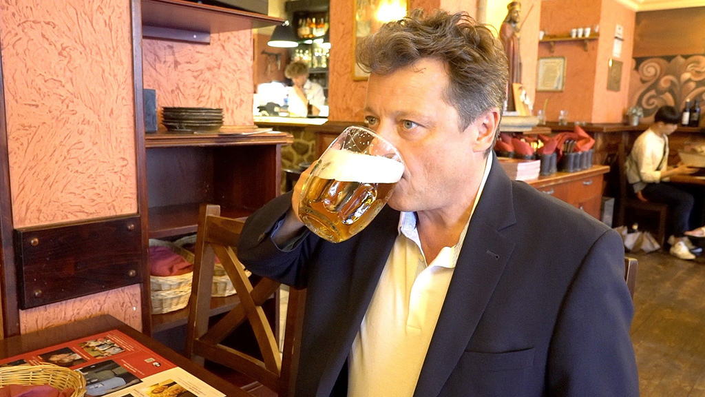 ORF-Osteuropa-Korrespondent Ernst Gelegs berichtet seit fast 20 Jahren aus Prag über die Geschicke Tschechiens und hat dabei die böhmischen Knödel und das das weltberühmte böhmische Bier schätzen gelernt. Bild: Sender