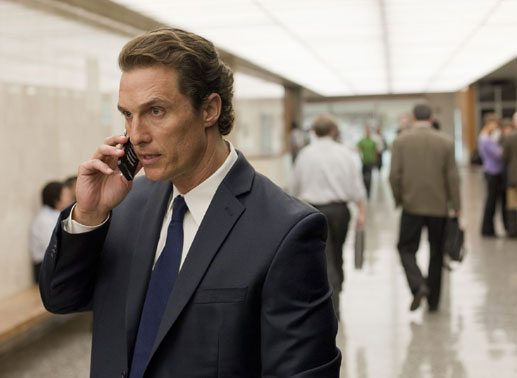Strafverteidiger Mick Haller (Matthew McConaughey) nutzt die L&uuml;cken des Rechtssystems geschickt aus, um f&uuml;r seine meist schuldigen Klienten gute Deals auszuhandeln. Bis er in einen Fall verstrickt wird, der ihn und seine Familie in Lebensgefahr bringt ... Bild: Sender
