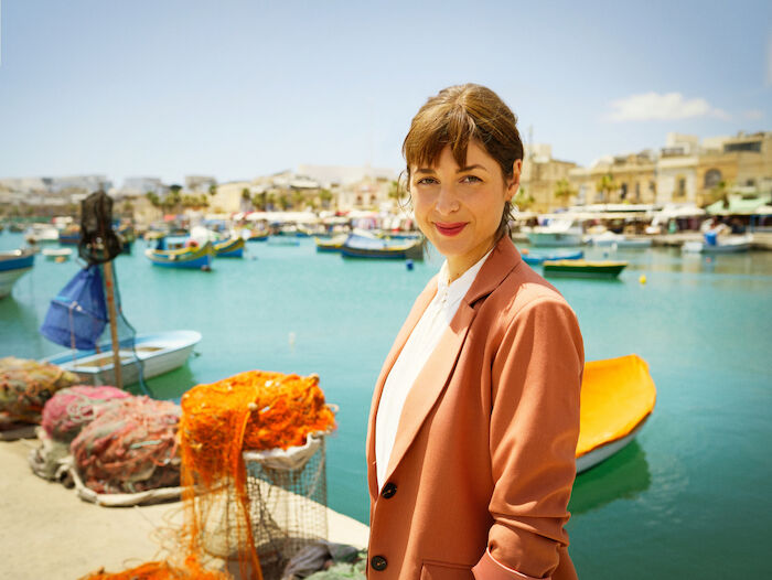 Ein Sommer auf Malta: Franka Eyckner (Katharina Nesytowa), Mitte 30, ist nach Valetta gekommen, um den neuen Leiter John der dortigen Sprachenschule auf das ausgefeilte Lernsystem einzunorden, das die Grundlage f&uuml;r den Erfolg von "Talk to Me" ist, eine weltweit agierende Sprachschule, f&uuml;r die Franka arbeitet. Bild: Sender / ZDF / Frank Dicks