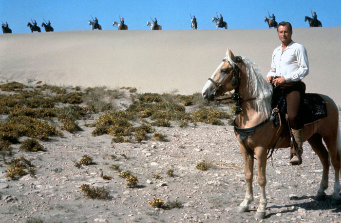 Der Abenteuer Kara Ben Nemsi (Lex Barker) begibt sich zusammen mit seinem Freund und Weggefährten Hadschi Halef Omar und dem Scheich Mohammed auf eine gefährliche Reise, um Ahmed, den Sohn des Scheichs, zu befreien. Bild: Sender