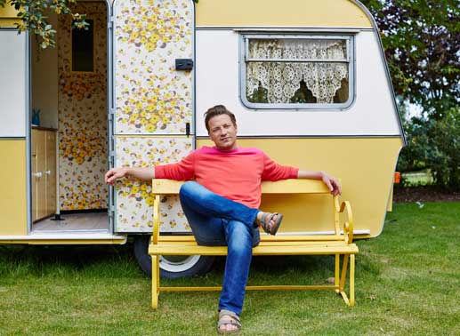 Der britische Starkoch Jamie Oliver präsentiert seine Wohlfühlküche. Bild: Sender / Fremantle