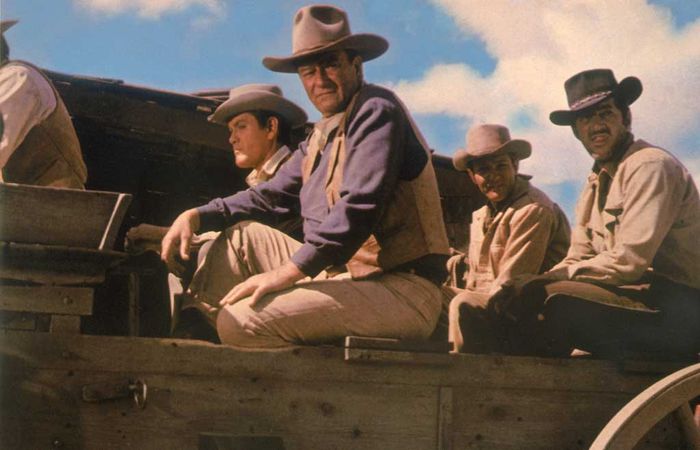 Die vier Elder Brüder (von links nach rechts) Bud (Michael Anderson Jr.), John (John Wayne), Matt (Earl Holliman) und Tom (Dean Martin) werden vom Sheriff aus der Stadt gebracht. Bild: Sender / ZDF / Lucien Ballard