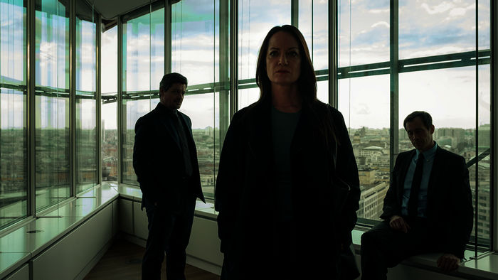 Annabelle (Natalia Wörner) wird von John (Fritz Karl) und Tom (Marc Hosemann) im Anwaltsbüro erwartet. Bild: Sender / ZDF / Conny Klein. 