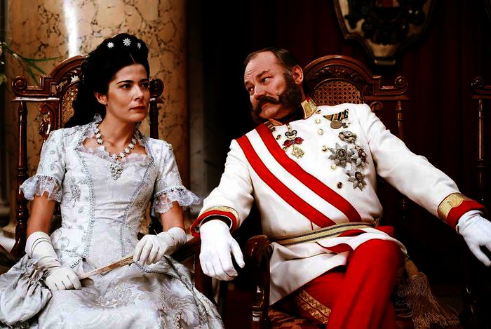 Sandra Ceccarelli (Kaiserin Elisabeth, "Sisi"), Klaus Maria Brandauer (Kaiser Franz Joseph).Bild: Sender / ZDF / ORF /Petro Domenigg