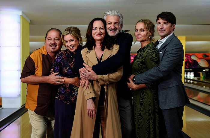 Um die 50: Wie in alten Zeiten treffen sich Carlo (J&uuml;rgen Tarrach), Carola (Susanne Sch&auml;fer), Tina (Natalia W&ouml;rner), Frank (Dominic Raacke), Sabrina (Catherine Flemming) und Olaf (Bruno Eyron) auf der Bowlingbahn. Bild: Sender / ZDF / API / Michael Tinnefeld