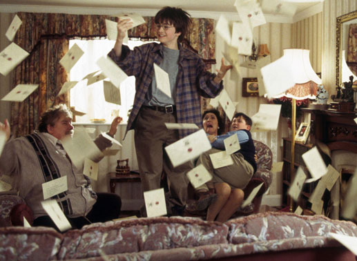 Harry Potter (Daniel Radcliffe) lässt die Briefe tanzen. Bild: Sender / © Warner Bros. Ent. 
Harry Potter Publishing Rights © J.K.R.