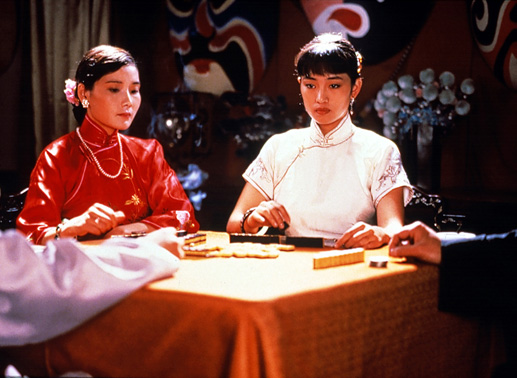Im China der 20er Jahre lebt die junge Studentin Songlian (Gong Li) als vierte Ehefrau eines mächtigen Feudalherren in dessen Palast und wird dort mit strengen Ritualen der Unterwerfung konfrontiert. Billd: Sender
