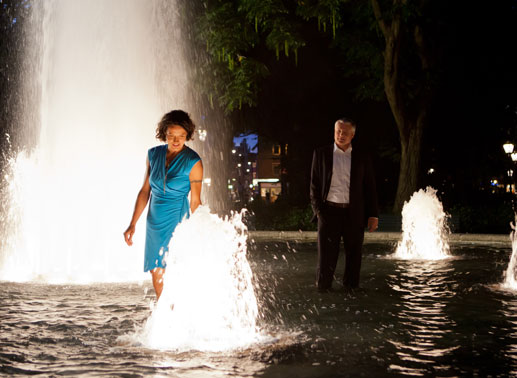 Mia (Ulrike Folkerts) verführt Jan (Filip Peeters) mit ihr in den Brunnen zu steigen. Bild: Sender