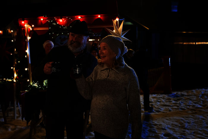 Alice im Weihnachtsland: Auf der alljährlichen Rodelgaudi im Ort amüsieren sich Jakobs Eltern Toni (August Schmölzer) und Hanna Huber (Jutta Speidel) königlich über die Rodelversuche von Nordlicht Alice. Bild: Sender