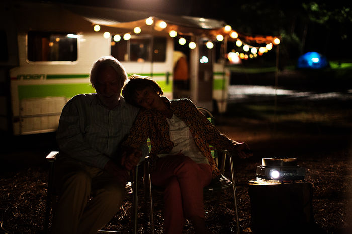 Erinnerung: Auf einem Camping-Platz angekommen, schauen sich John (Donald Sutherland) und Ella (Helen Mirren) in der Abenddämmerung gerne alte Dias von der Familie an. Bild: Sender / ZDF / Daniel C. McFadden