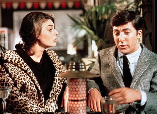 Mrs. Robinson (Anne Bancroft) hat es geschafft, Benjamin Braddock (Dustin Hoffman) zu verführen. Seitdem trifft sie sich mit ihm häufig zu einem Schäferstündchen in einem Hotelzimmer. Bild: Sender