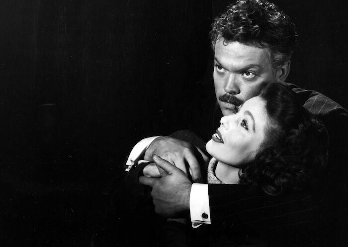 Charles Rankin (Orson Welles), einen gesuchter Kriegsverbrecher aus Deutschland, und Mary Longstreet (Loretta Young). Bild: Sender / Buddy Longworth