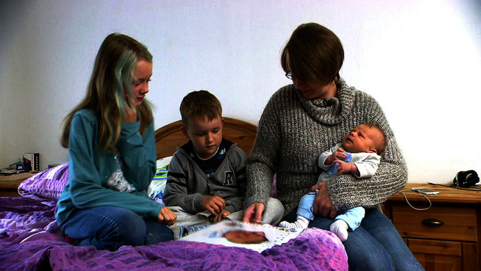 Bei einem neuen Geschwisterchen steht die Familie Kopf. (Femke, Marlon, Baby Harro und Mama Tomke) Bild: Sender