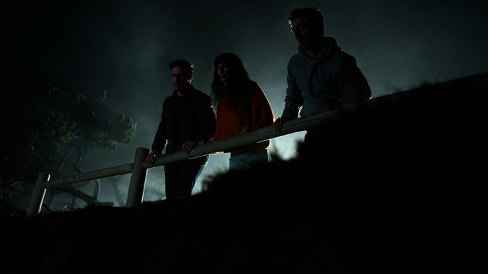 Tod im Strandhaus: Charlie (Dan Stevens), Mina (Sheila Vand) und Josh (Jeremy Allen White) haben die Leiche des Hausverwalters über die Klippen ins Meer gestoßen. Bild: Sender / ZDF und Allyson Riggs.