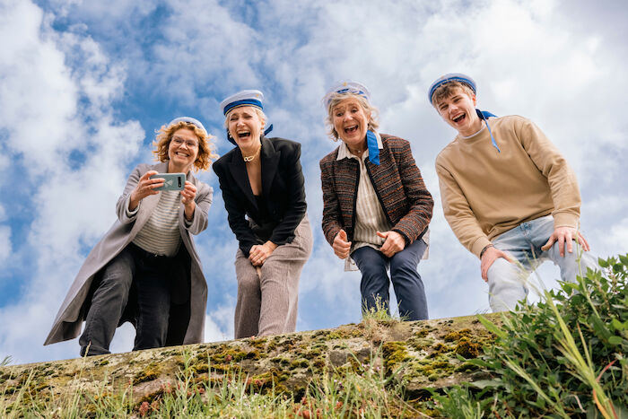 So weit kommt's noch: Bärbel (Annette Frier), Jonas (Charlie Schrein), Oma Polke (Jutta Speidel) und Leonie (Greta Geyer) kommen aus dem Lachen nicht mehr raus: Ben stolpert und fällt rücklings ins Wasser. Bild: Sender / ZDF / Martin Rottenkolber