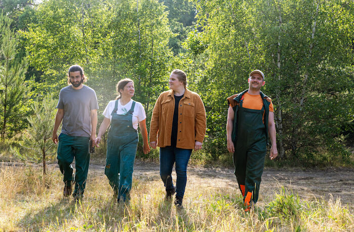 Gro&szlig;stadtf&ouml;rsterin: Forstwirtschaftsstudent Selim Said (Burak Sercan Akyol), Forstwirtin Yvonne Mieder (Barabara Schwarz), Revierleiterin Jana Doussi&egrave;re (Stefanie Reinsperger) und Forstwirt Robin Precht (Eugen Knecht). Bild: Sender / rbb / Maor Waisburd