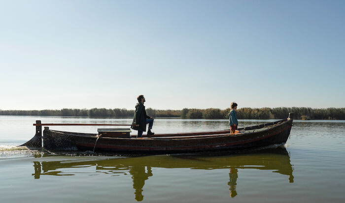 Mord in der Lagune: Der Biologe Ricardo (Ra&uacute;l Ar&eacute;valo) besichtigt bei einer Bootstour mit seiner Tochter Julia (Daniela Casas) die ihm zum Schutz unterstellte Lagune. Bild: Sender / ZDF / Sunrise Pictures