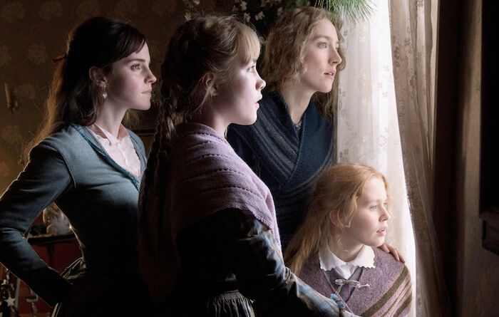 Little Women: Nachdem ihr Nachbar, Mr. Laurence, sie ob einer noblen Essensspende seinerseits mit einem Festessen überrascht hat, blicken die Schwestern March gespannt zu seinem Haus hinüber. Von links: Meg (Emma Watson), Amy (Florence Pugh), Jo (Saoirse Ronan) und Beth (Eliza Scanlen). Bild: Sender / ZDF / Wilson Webb