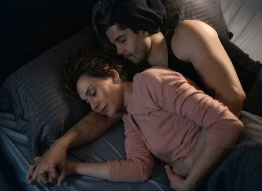 Vicky (Christiane Paul) und Mehmet (Luk Piyes) schlafen aneinandergekuschelt. Bild: Sender / Sonja Rom