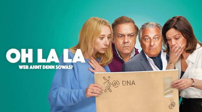 Oh La La - Wer ahnt denn sowas?  Eine unerwartete &Uuml;berraschung f&uuml;r die Eltern des Brautpaares (v. li. n. re.): Nicole (Sylvie Testud), G&eacute;rard (Didier Bourdon), Fr&eacute;d&eacute;ric (Christian Clavier) und Catherine (Marianne Denicourt). Bild: Sender / 2023 White and Yellow Films / M6Films / Besideproduction,