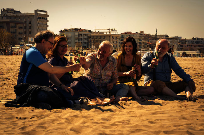 Rückkehr nach Rimini: Peter (Rainer Bock), Maria (Lena Stolze),Edgar (Bernhard Schütz), Fritzi (Miriam Maertens) und ihr Vater Helmut (Karl Fischer). Bild: Sender / ARD Degeto / Martin Rattini