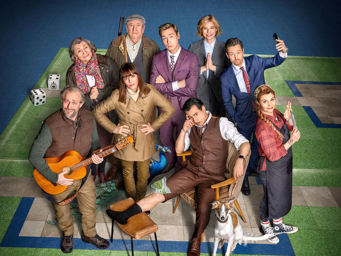 Der Pfau: Teambuilding in den schottischen Highlands: Die deutschen Banker Jim (Jürgen Vogel), ihre Teamleiterin Linda (Lavinia Wilson), Bernhard (Serkan Kaya) , David (David Kross) und Andreas (Tom Schilling) mit Coach Rebecca (Svenja Jung) und ihren schottischen Gastgebern Lord Hamish (Philip Jackson) und seiner Gattin (Victoria Carling) Bild: Sender / ZDF/© 2023 MMC Films, Eitelsonnenschein, Tobis, Frakas Production