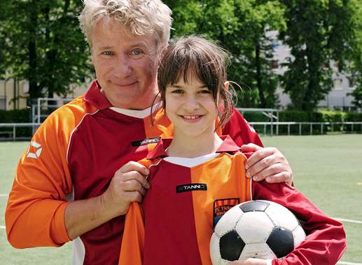 Alex (Jörg Schüttauf) und Charlie (Annika und Francesca Bolkart). Bild: Sender
