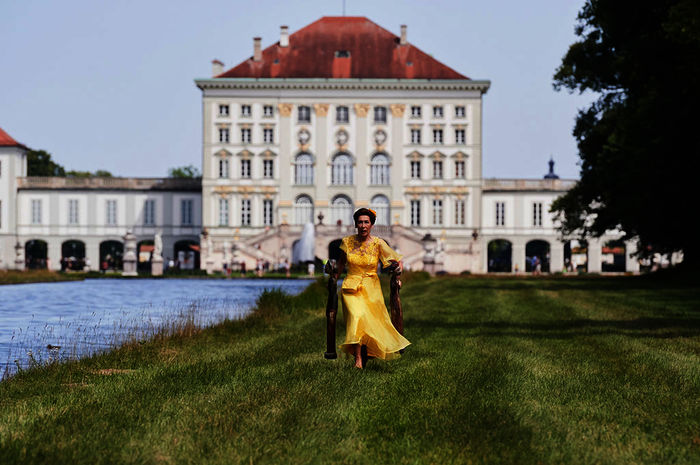 Gitti Kronlechner (Adele Neuhauser) eilt zur Hochzeit ihrer Freundin. Bild: Sender