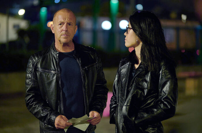 Ingo Thiel - Yvonne und der Tod: Ingo Thiel (Heino Ferch) und Lee Sooyoung (Kotbong Yang) folgen einer heißen Spur in Athen. Bild: Sender / ZDF / Marq Riley